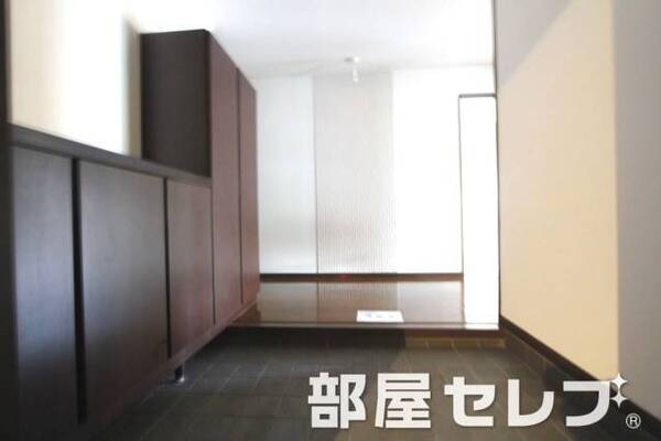 広々とした玄関口。