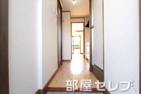 廊下から見た玄関です。イメージ写真