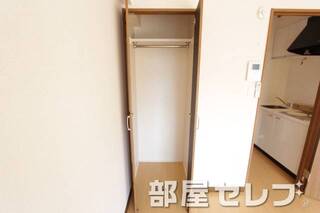 使いやすいサイズの収納です。