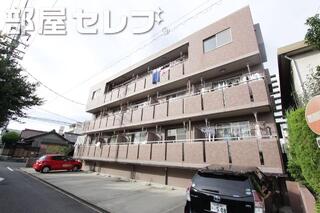 3階建てマンション。