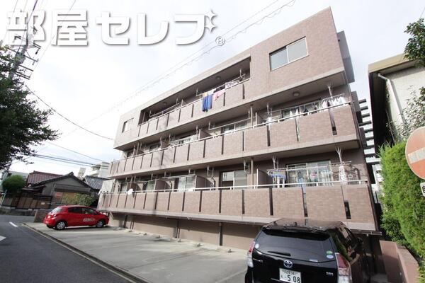 3階建てマンション。