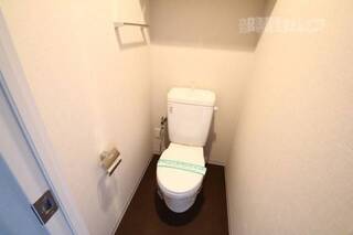 トイレの写真です。ホワイトカラーで清潔感あふれます。