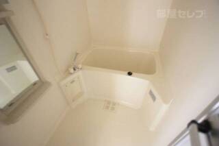 お風呂の写真です。白を基調としてます。