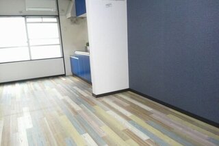 カラフルなアクセントクロスが特徴です。