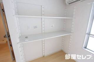 キッチンの前に便利な棚がございます。