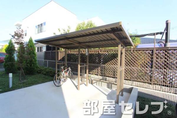 屋根付き自転車置き場です。