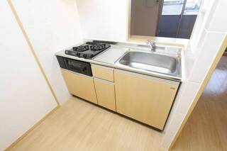 ２口コンロのシステムキッチンで料理しやすいです。