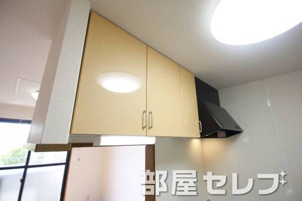 キッチン上部収納。