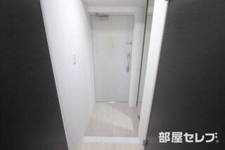 明るい玄関で気持ちも明るくなります。