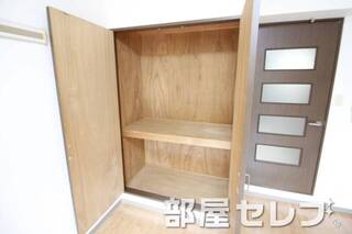 奥行きのある収納。