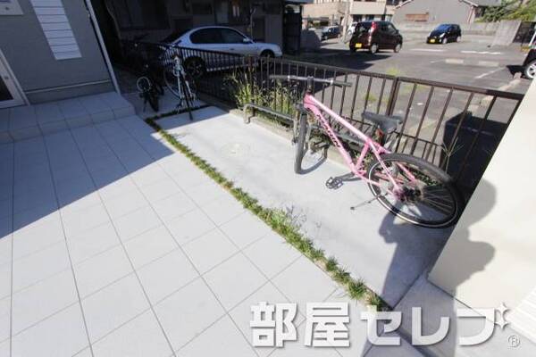 自転車置場はこちらへ。
