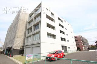 打ちっぱなしとタイル張りの立派な外観です。
