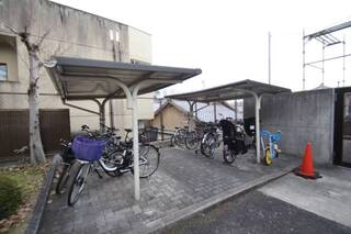 屋根付きの自転車置き場です。
