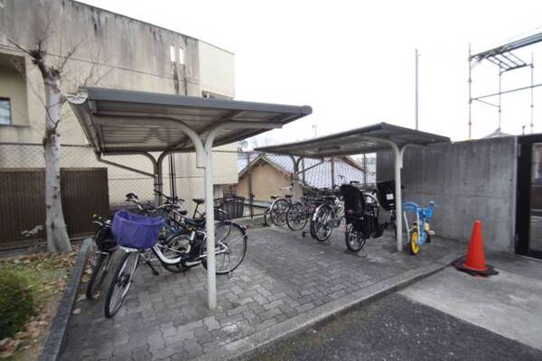 屋根付きの自転車置き場です。