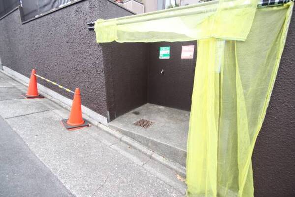 ゴミ捨て場の近く楽です。