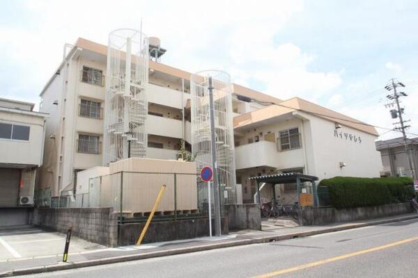 L字型のオシャレな外観の建物です。
