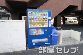 敷地内に自動販売機あり。