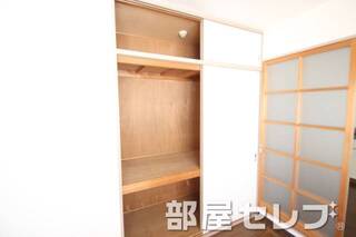 奥行きのある収納。