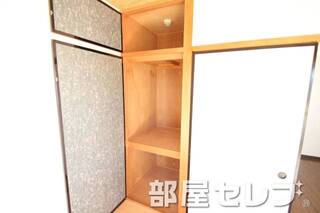 各部屋に収納あります。