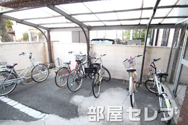 駐輪場。