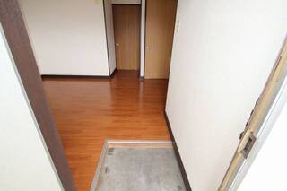 玄関からのワンショットです