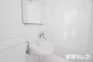 洗面台にも鏡がついてます