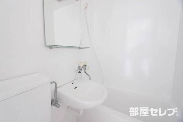 洗面台にも鏡がついてます