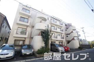 4階建てのマンション。