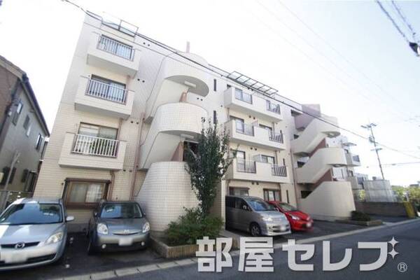 4階建てのマンション。