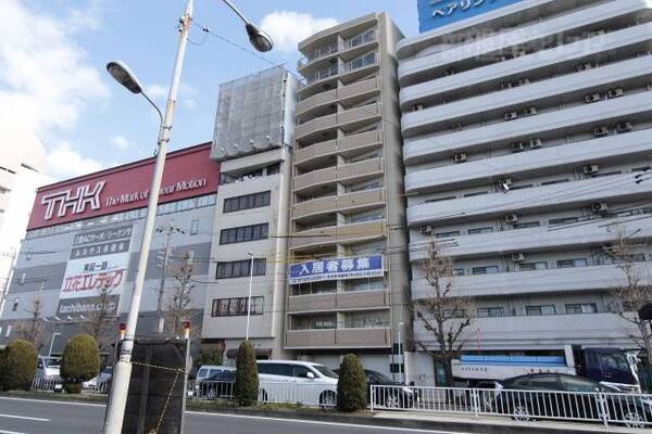 大通り沿いにあります