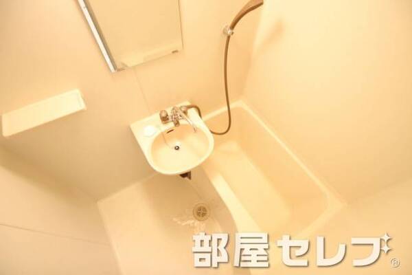 綺麗で清潔感のあるバスルームです。
