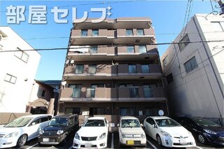 5階建てのマンション。