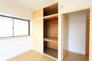南西にあるお部屋の収納です