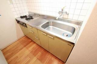 反対側にも棚や冷蔵庫を置けるスペースが有ります。