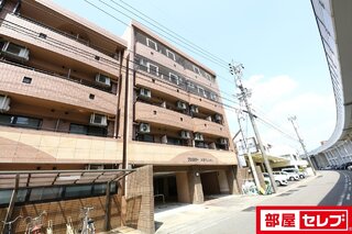 タイル張りのオシャレな外観です。