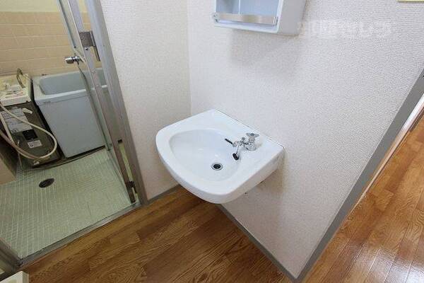 洗面所はコンパクトなつくりです。