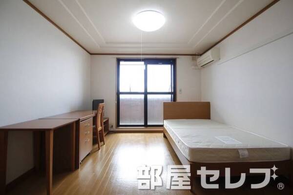 家具付きのお部屋です。