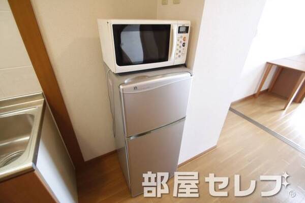 ミニ冷蔵庫、電子レンジ。