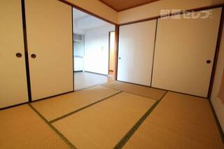 和室でゆったり気分です。収納もあります。