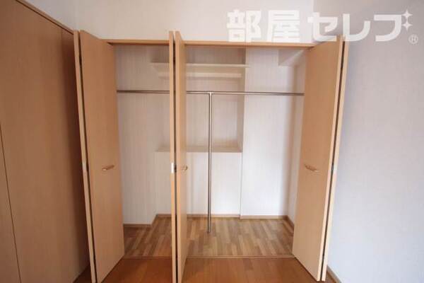 洗面台にも収納があります
