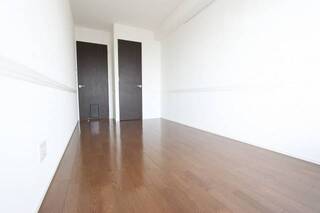 バルコニー側でリビングの隣のお部屋です