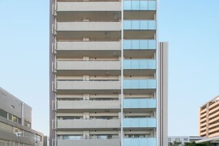 背の高いお洒落マンションはこちら。