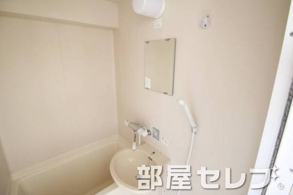浴室内洗面。