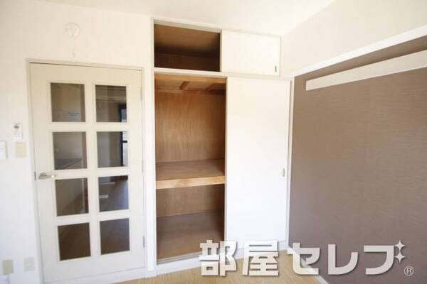 奥行きのある収納。
