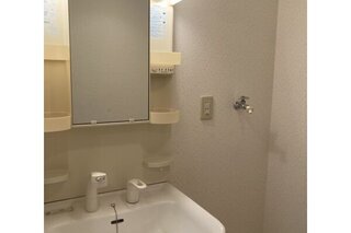 収納スペースも豊富な独立洗面台があります。