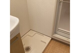 こちらに洗濯機を置いて頂きます。