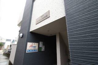 白黒を基調とした建物です。