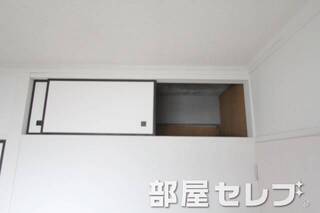 北側洋間に天袋収納あります便利です。