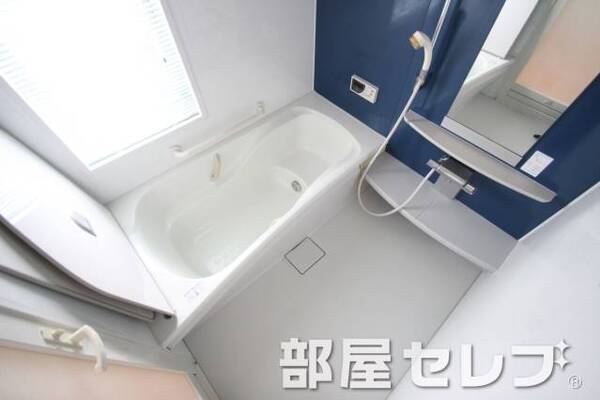お風呂に小窓あります。