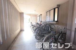 屋内駐輪場。